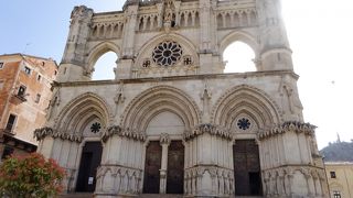 ユニークな立ち姿