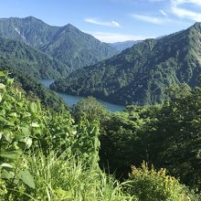 青々とした湖が美しい