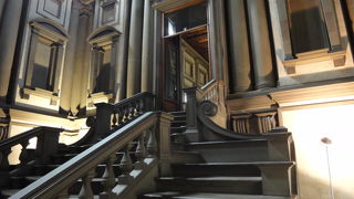 未完のファサードが印象的