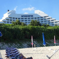 浜側からのホテルの外観です。