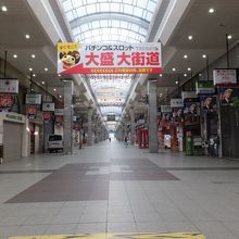 広いアーケード。休日の朝なので人は少ないです。