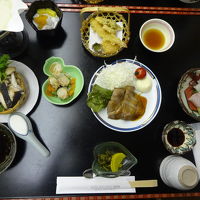 夕食は刺身・鍋ありで平均的で悪くないです。