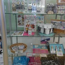 お土産物も並んでいます