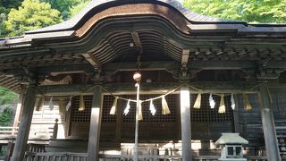 境内は歴史を積んだ雰囲気と悠々とした広さ