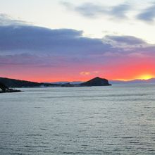 22日　ペシ岬の向こう礼文島のシルエットと夕焼け