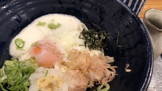 平日のお昼時は混み合っています。