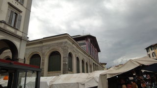 にぎやかな通り