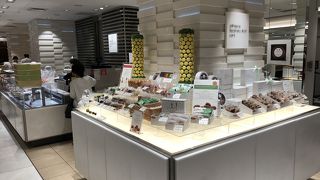 今となってはパリのパティスリーとしては安い価格帯かも。