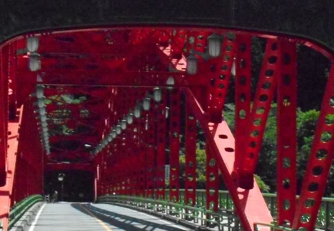 奥多摩湖の奥地に架かる赤い橋でした。