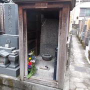 元浅草にある誓教寺にあります。