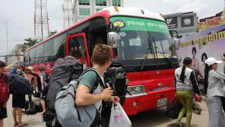 シェムリアップから国境を越えてタイに行くバス