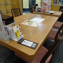 テーブル席もあります