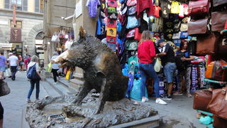 イノシシの銅像