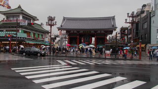 浅草寺の総門です。
