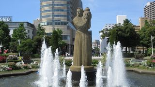 黄土色の大きな像です