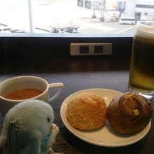 ビールを飲みながらカレーパン