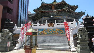 門は工事中でした