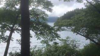 臨む場所、訪れる季節、そして時間帯…様々な表情を見せてくれる湖です。