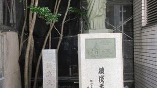 キリスト像が立っています