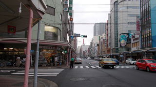 調理器具の店が並んでいます。