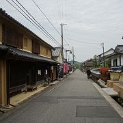 いくつかの家には「因幡街道」と書いた提灯が下がっていて