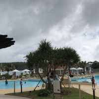 開放的なプール