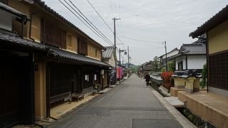 いくつかの家には「因幡街道」と書いた提灯が下がっていて