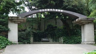 都会の真ん中の開放的な音楽堂