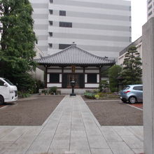 門からの景観です。