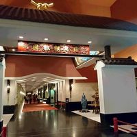 ホテル内廊下。周りに人工池、そして窓越しに庭園が楽しめます。