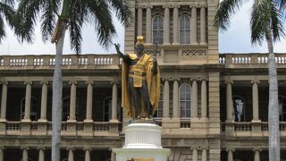 左手の槍は平和を象徴、右手はハワイの繁栄を表しています。