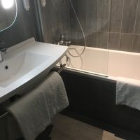 浴槽と洗面台の間にアクリル板がありますが、設置が緩いです