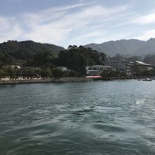 海上からの宮尾城跡（要害山）