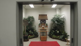 何故か　ビルの中にあります