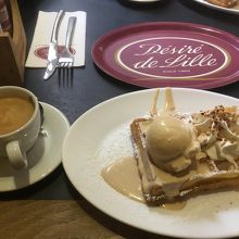 ベルギーワッフルとコーヒー