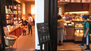 テイクアウトして外に出ました