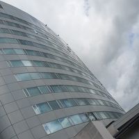 下から見上げる