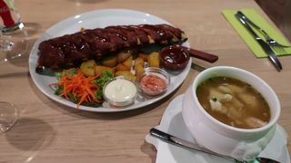 ローカルフードが食べられます