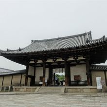 この門をくぐると五重塔