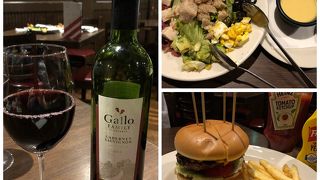 コブサラダとチーズバーガーが特に美味しいです☆