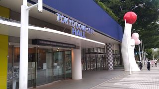 ホール入り口前には、大きな人の手みたいなフィギュアがある