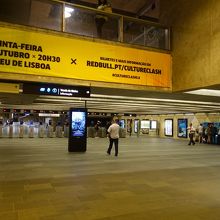 メトロの駅は広い。