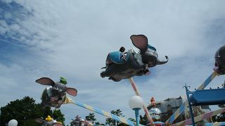 ダンボの背中に乗れる