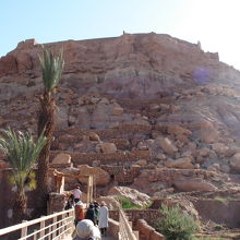 橋を渡って集落に入る