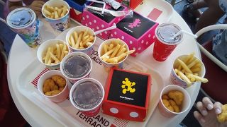 座席数1470席、でも混んでました