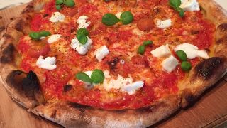 8席のみのピッツァバー