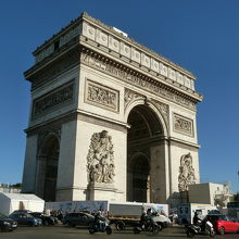 反対側の通りから撮影した凱旋門です。