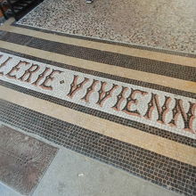 床はモザイク模様のタイルがかわいいです。