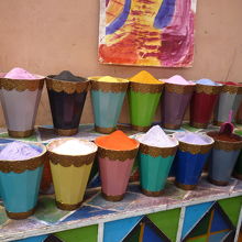 珍しい香辛料がズラリと並ぶ