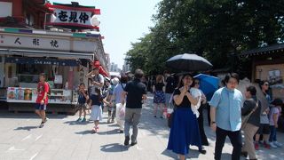 浅草浅草寺の参道の通りです。